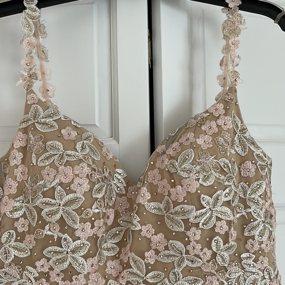 Mac Duggal
Sweetheart Neck Corset Bodice Floral Embroidered Sheath Gown - Picture 7 of 15